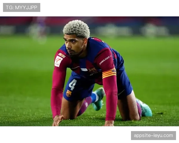 罗纳德·阿劳霍在赛季中坚守后防线，表现稳健助力球队争夺冠军荣耀