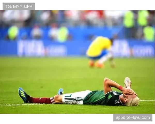 贝肯鲍尔在绿茵场上的经典时刻持续引发关注,足球传奇表现依旧令人赞叹 贝肯鲍尔在绿茵场上的经典时刻持续引发关注,足球传奇表现依旧令人赞叹