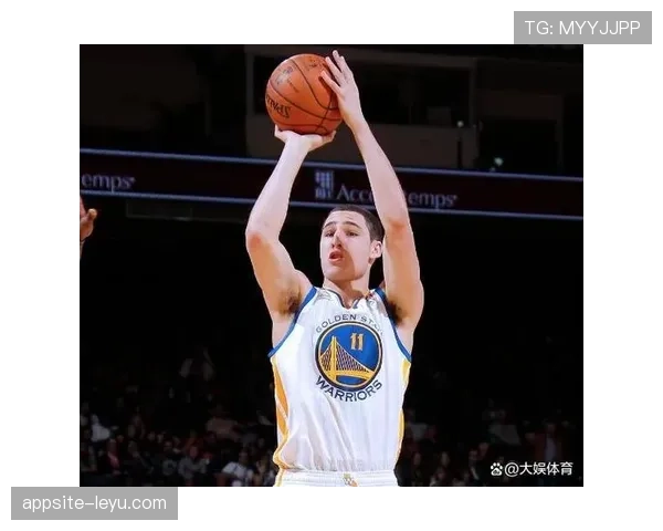 汤普森无球跑动拉开防线为库里创造单打机会